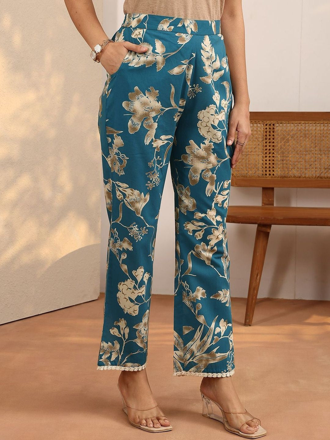 Women Floral Printed Regular Kurta with Trousers