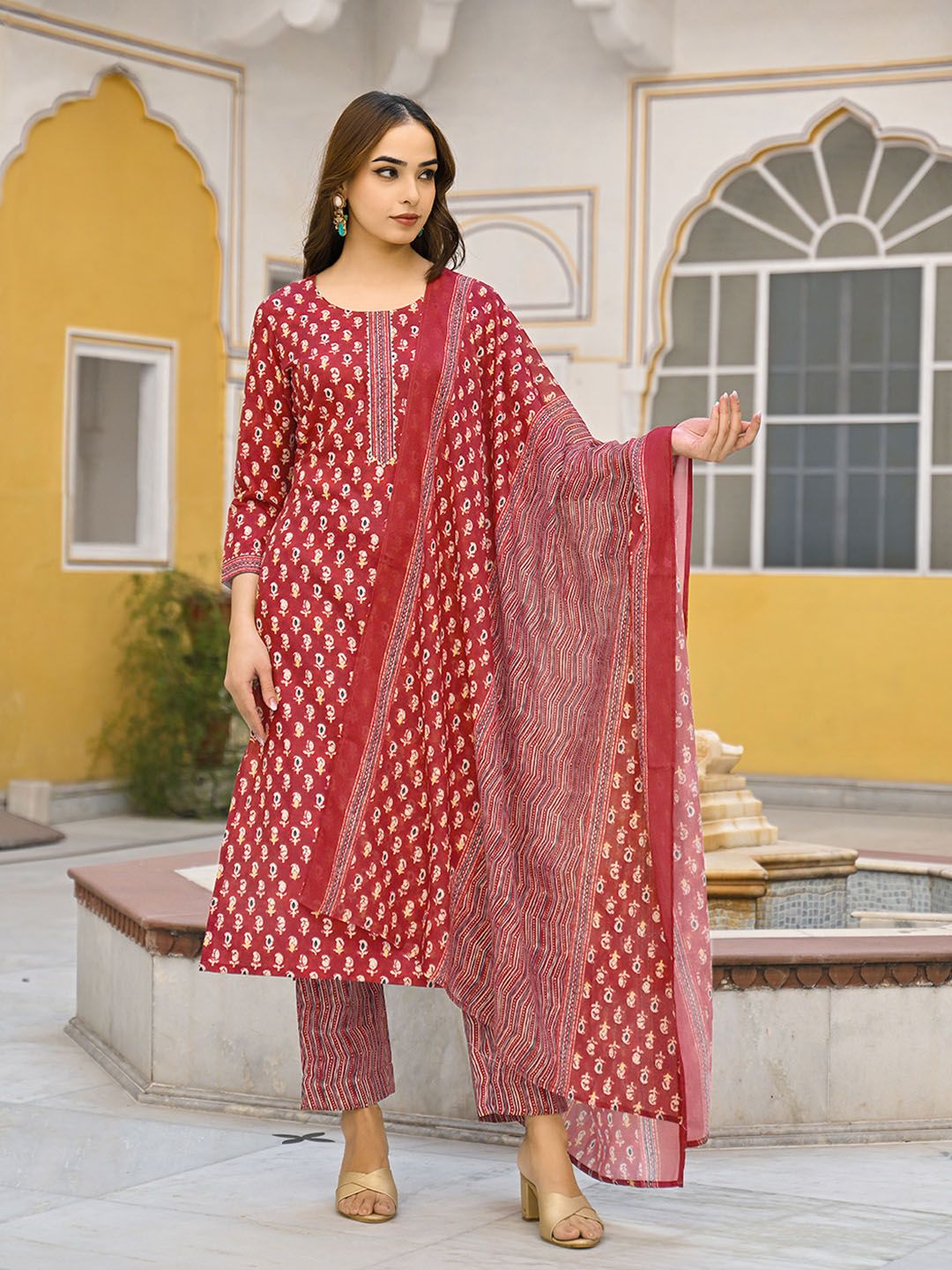 Dhiyona KL Floral Printed Straight Kurta With Trousers And Dupatta
