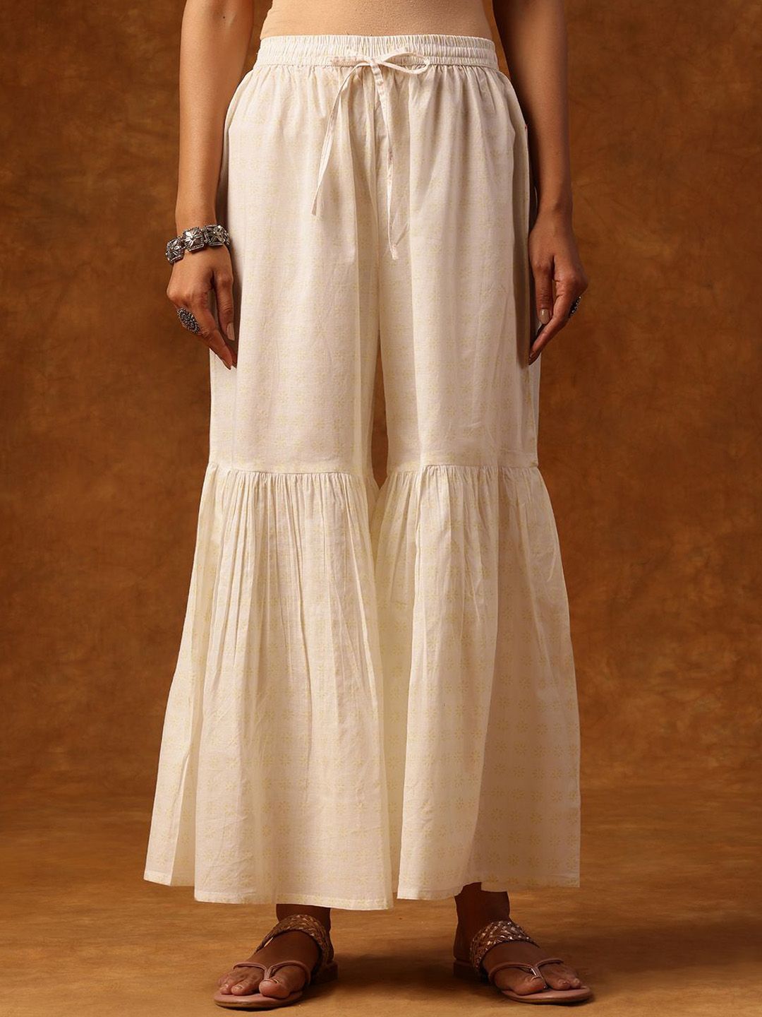 Dhiyona AN Floral Embroidered Round Neck Thread Work Straight Kurta & Sharara With Dupatta