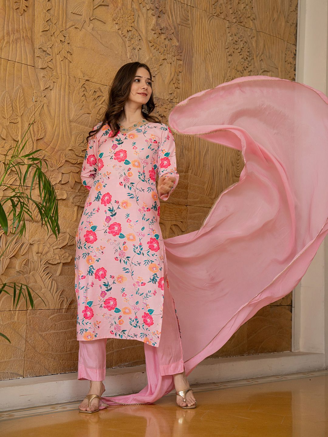 Dhiyona KL Floral Printed V-Neck Thread Work Straight Kurta With Trousers & Dupatta