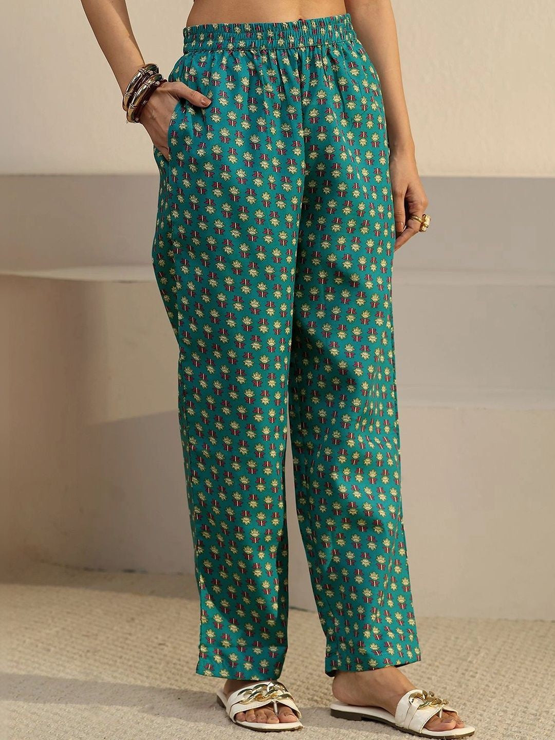 Women Floral Printed Regular Kurta with Trousers & With Dupatta
