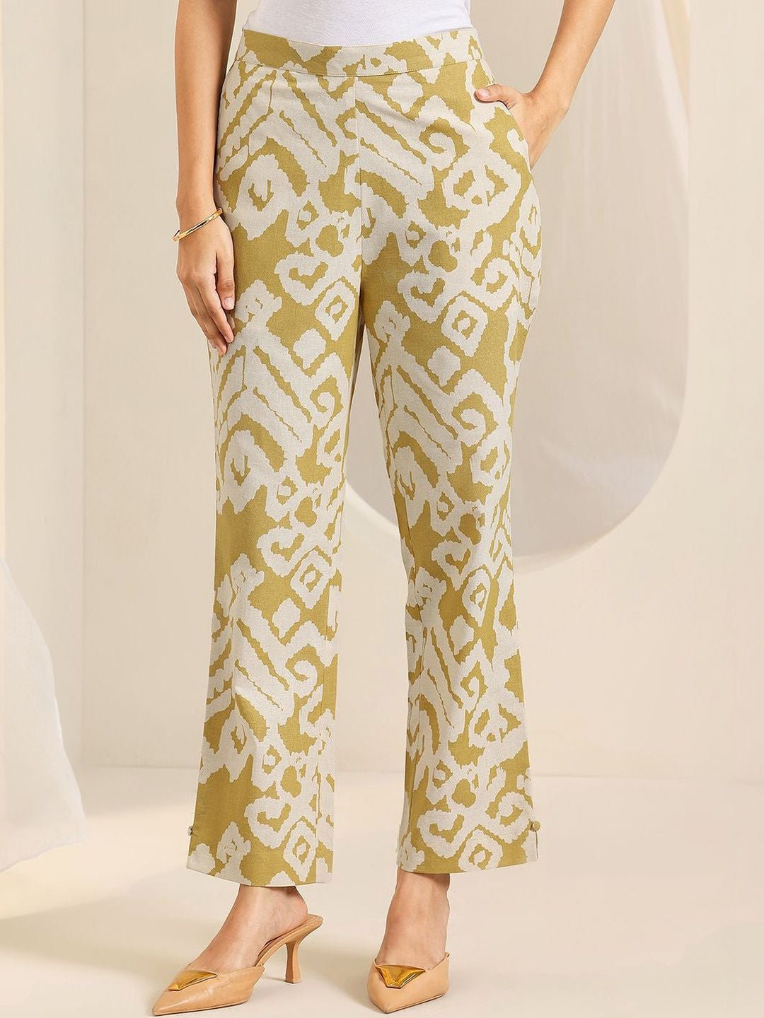 Women Printed Regular Kurta with Trousers