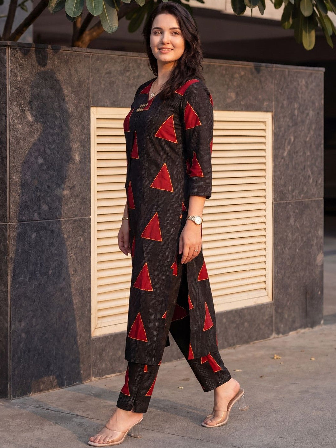 Women Printed Regular Kurta with Trousers