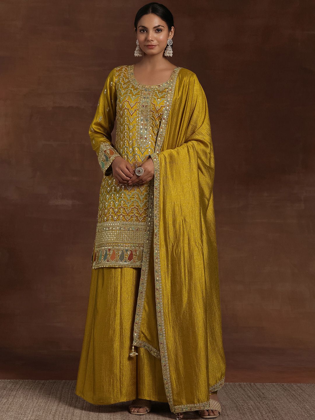 Dhiyona LL Ethnic Motifs Embroidered Round Neck Three-Quarter Sleeves Sequinned Kurta Set