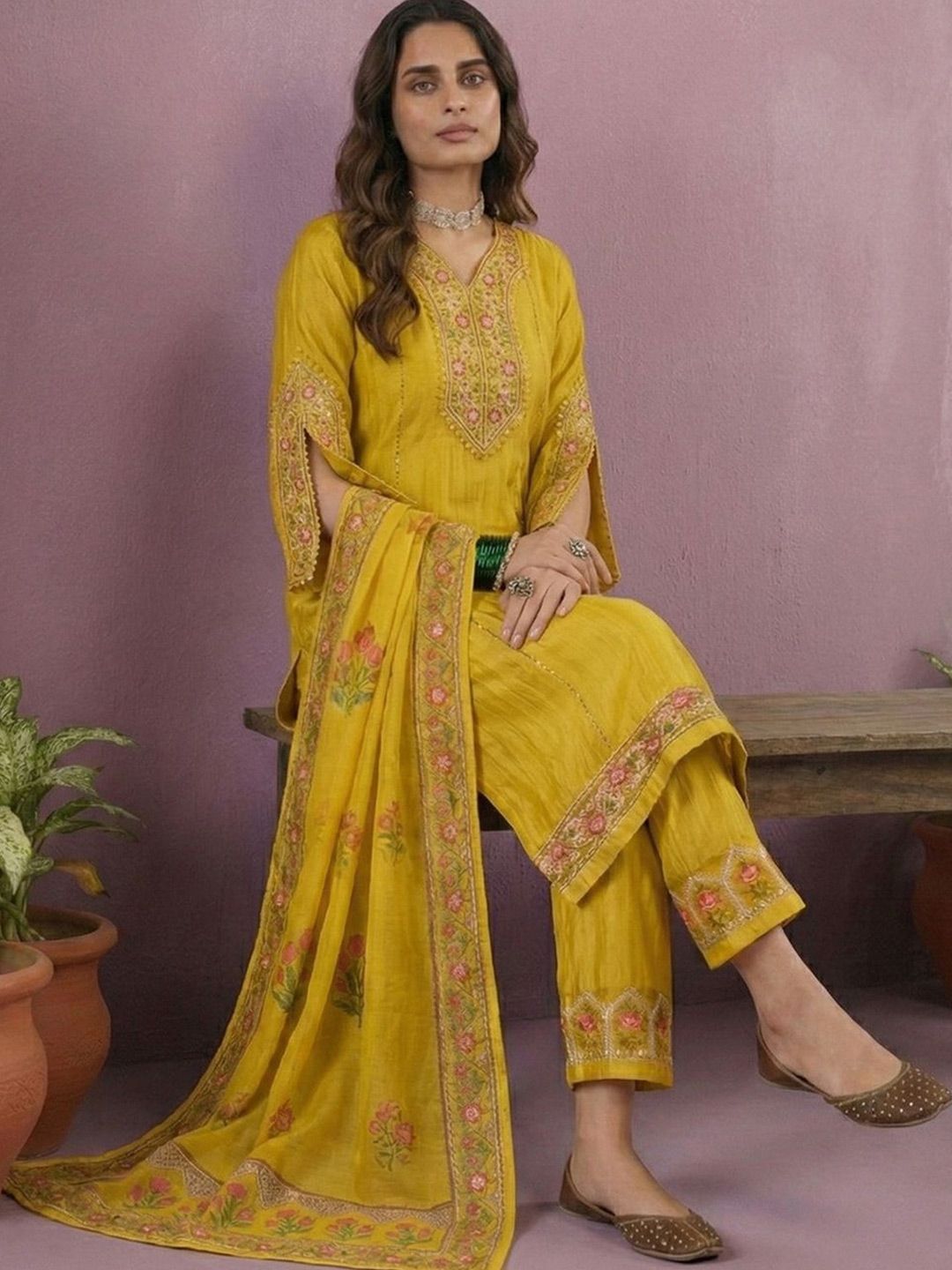 Dhiyona CH Women Floral Embroidered Regular Thread Work Kurta with Trousers & With Dupatta