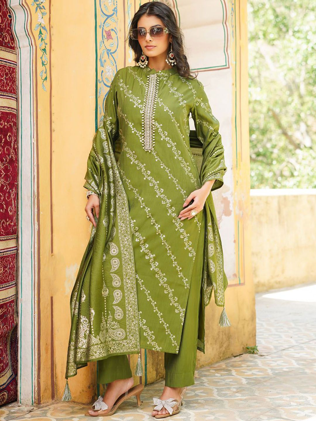 Dhiyona KL Women Floral Printed Regular Kurta with Trousers & Dupatta