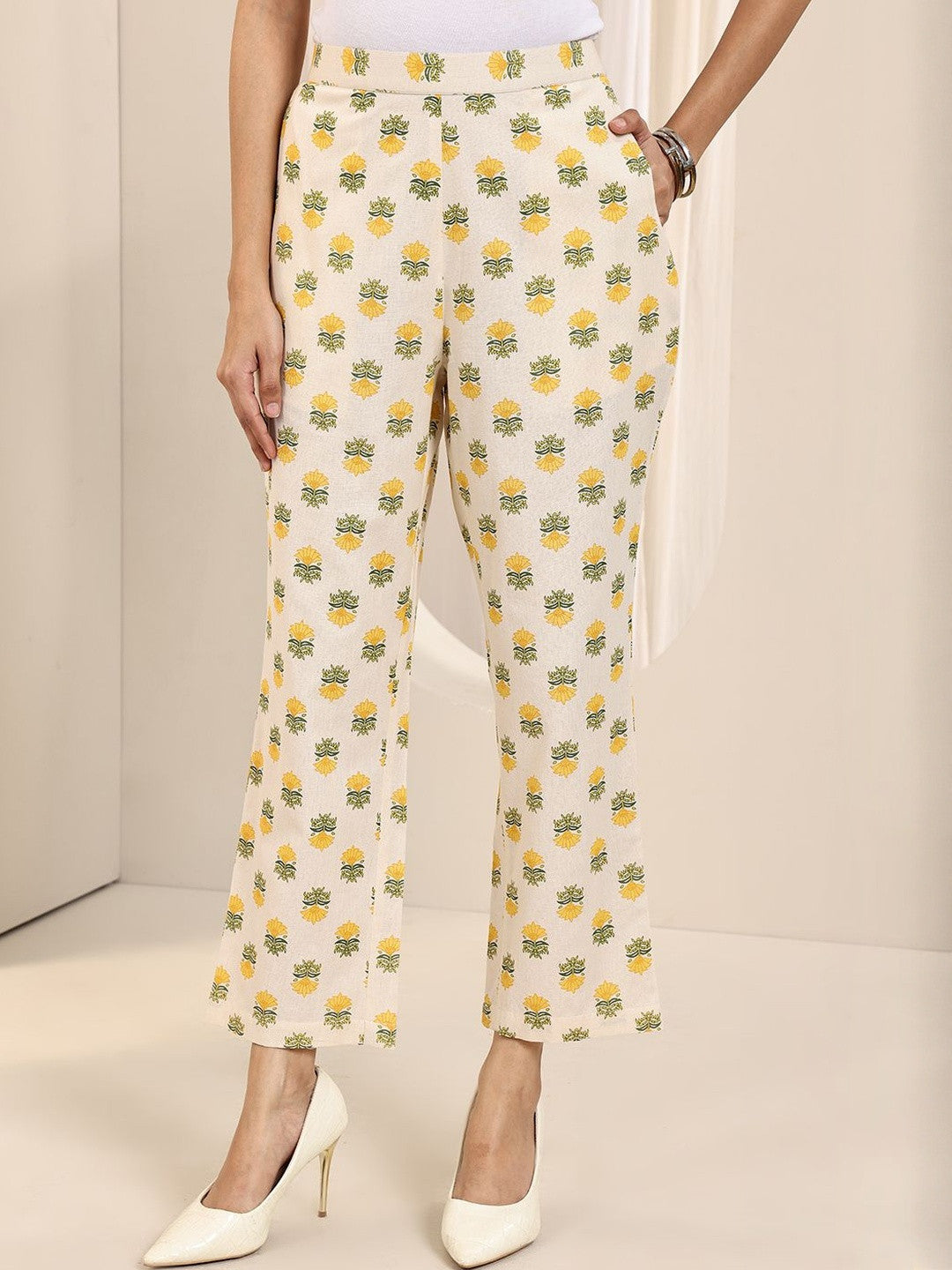 Women Floral Printed Regular Kurta with Trousers