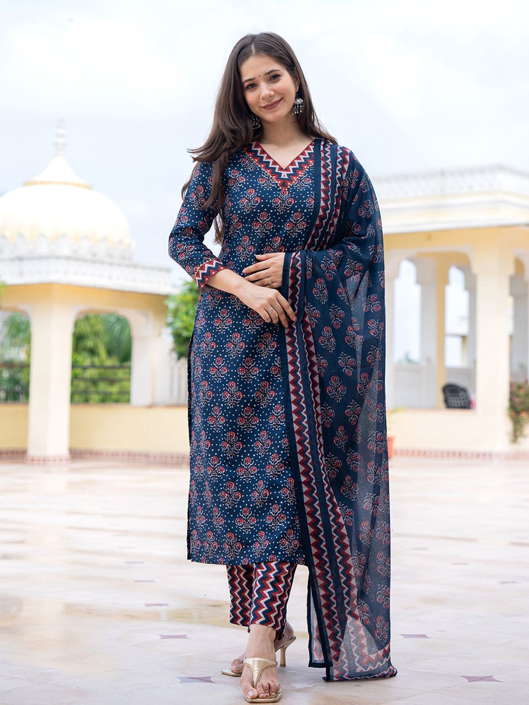 Dhiyona KL Floral Printed Straight Kurta With Trousers & Dupatta