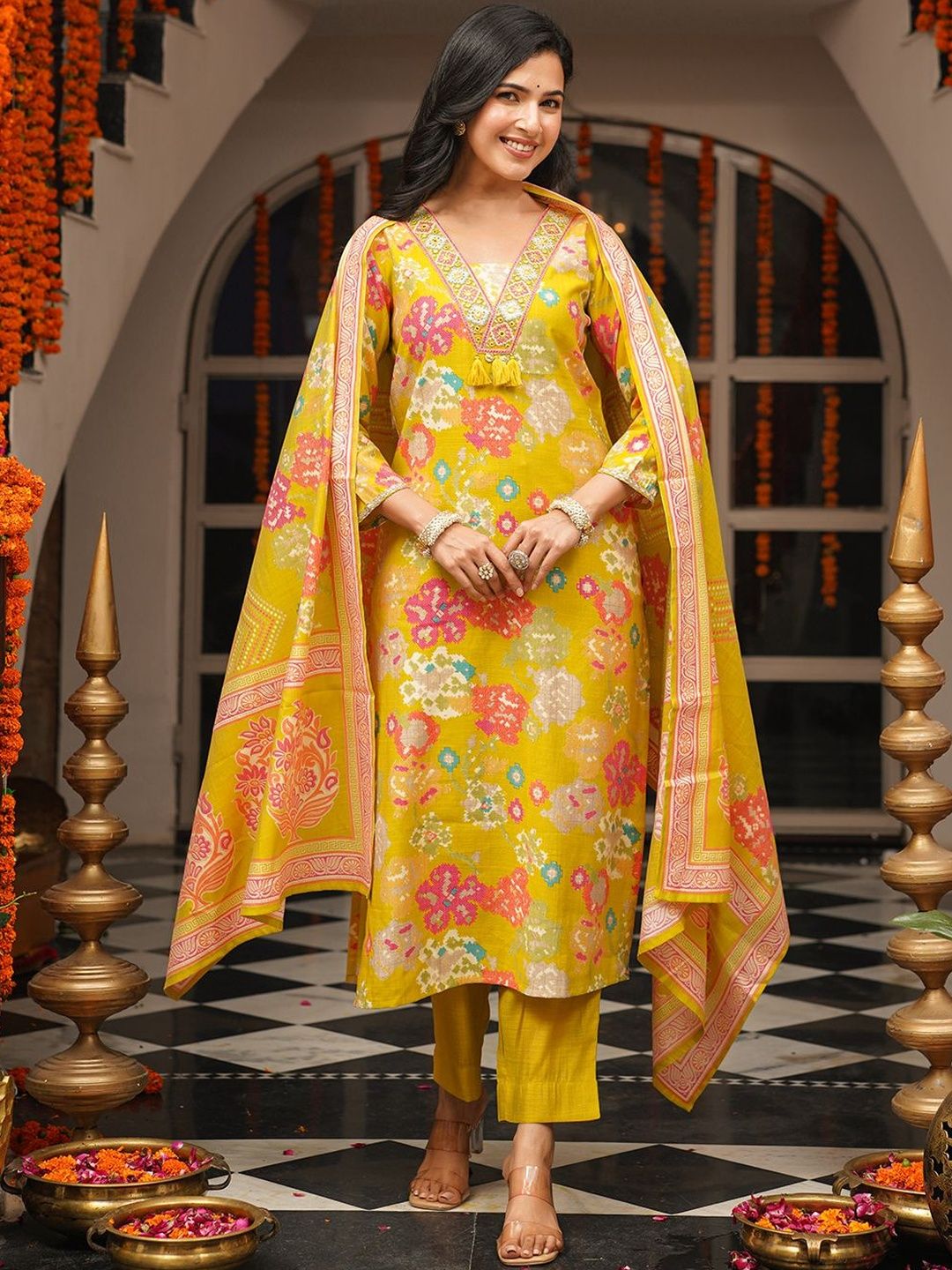 Dhiyona KL Floral Printed V-Neck Thread Work Straight Kurta With Trousers & Dupatta
