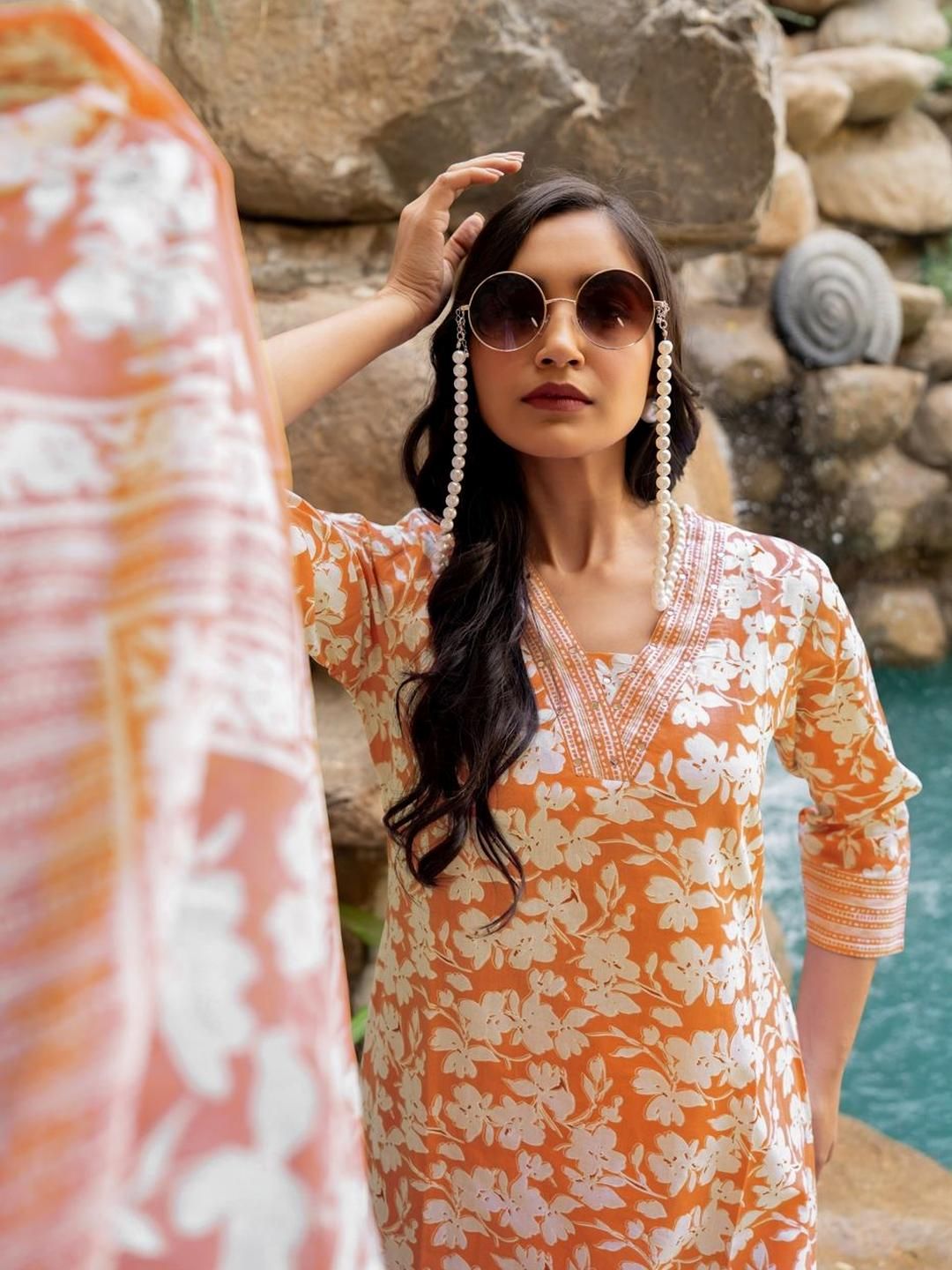 Dhiyona KL Women Off White Pure Cotton Kurta Sets