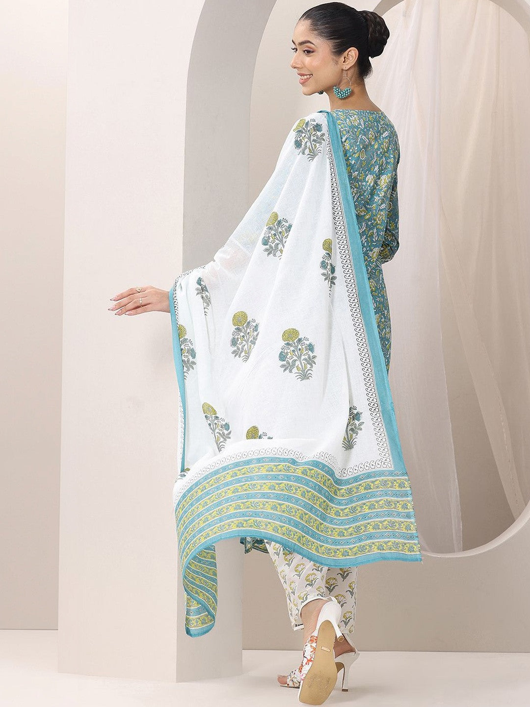 Women Floral Printed Regular Kurta with Trousers & With Dupatta