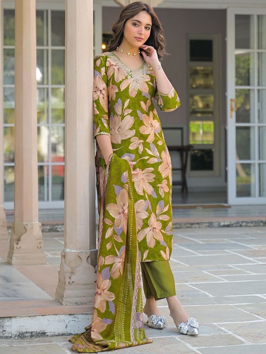 Dhiyona KL Women Floral Printed Regular Sequinned Kurta with Trousers & With Dupatta