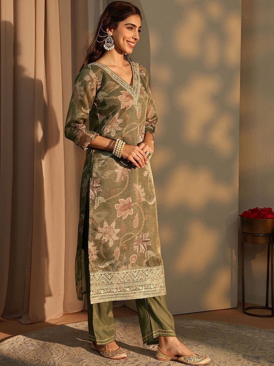 Women Floral Printed Regular Thread Work Kurta with Trousers & With Dupatta