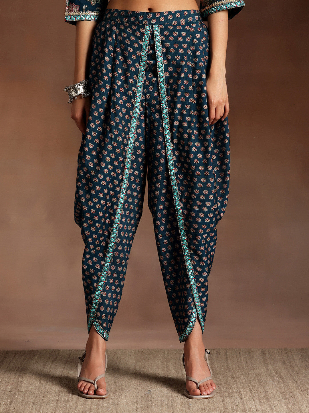 Women Floral Printed Regular Thread Work Kurti with Dhoti Pants & With Dupatta