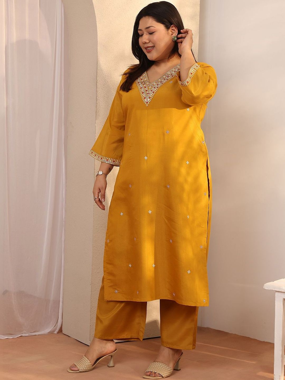 Dhiyona Women's Plus Size Floral Embroidered Kurta with Trousers & With Dupatta