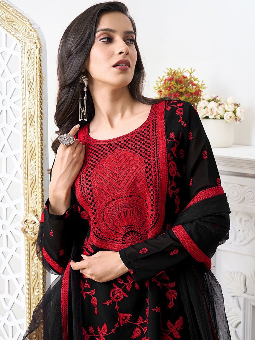 Dhiyona IN Women Floral Embroidered Regular Thread Work Kurta with Sharara & With Dupatta