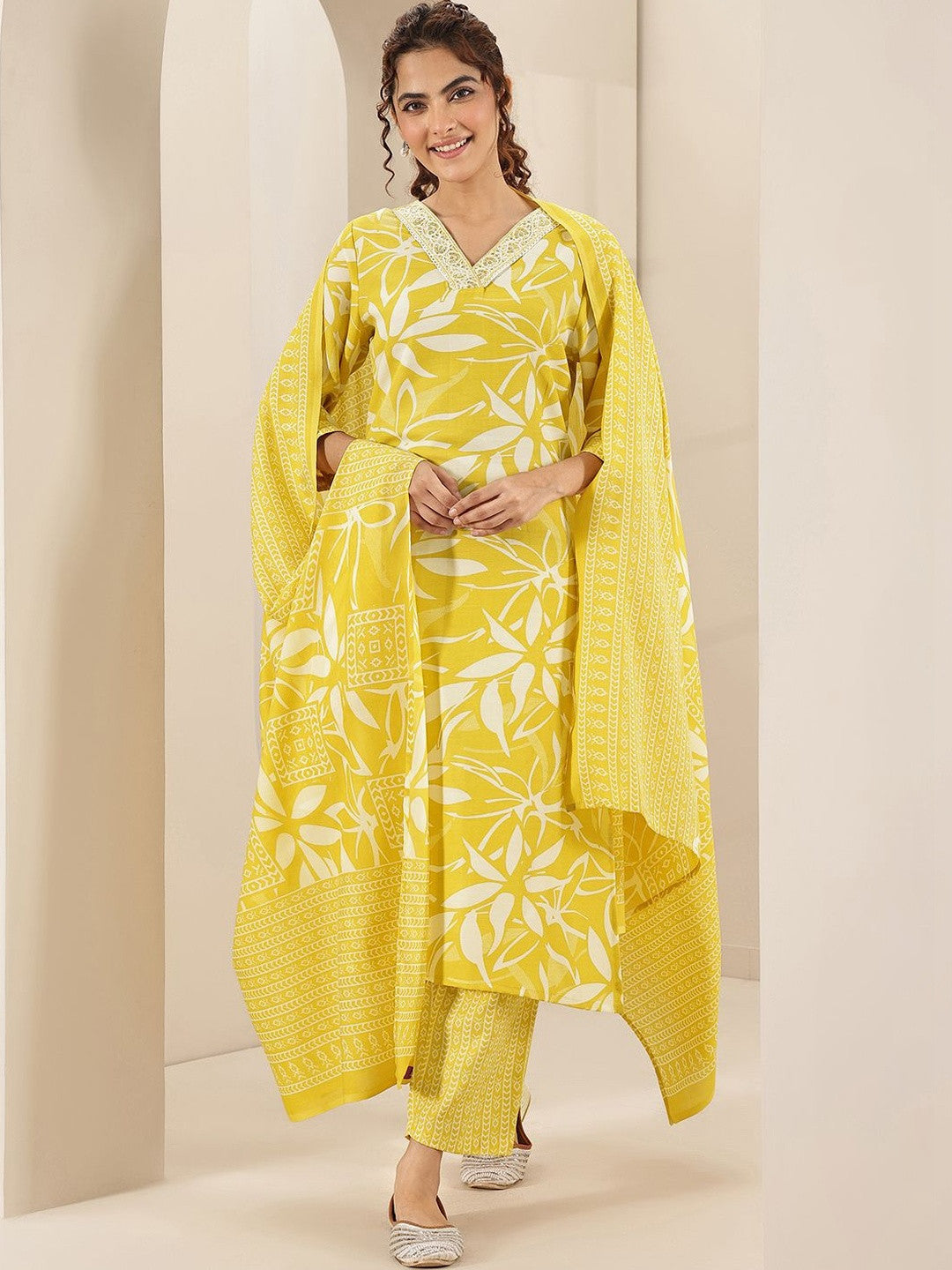 Women Floral Printed Regular Thread Work Kurta with Trousers & With Dupatta