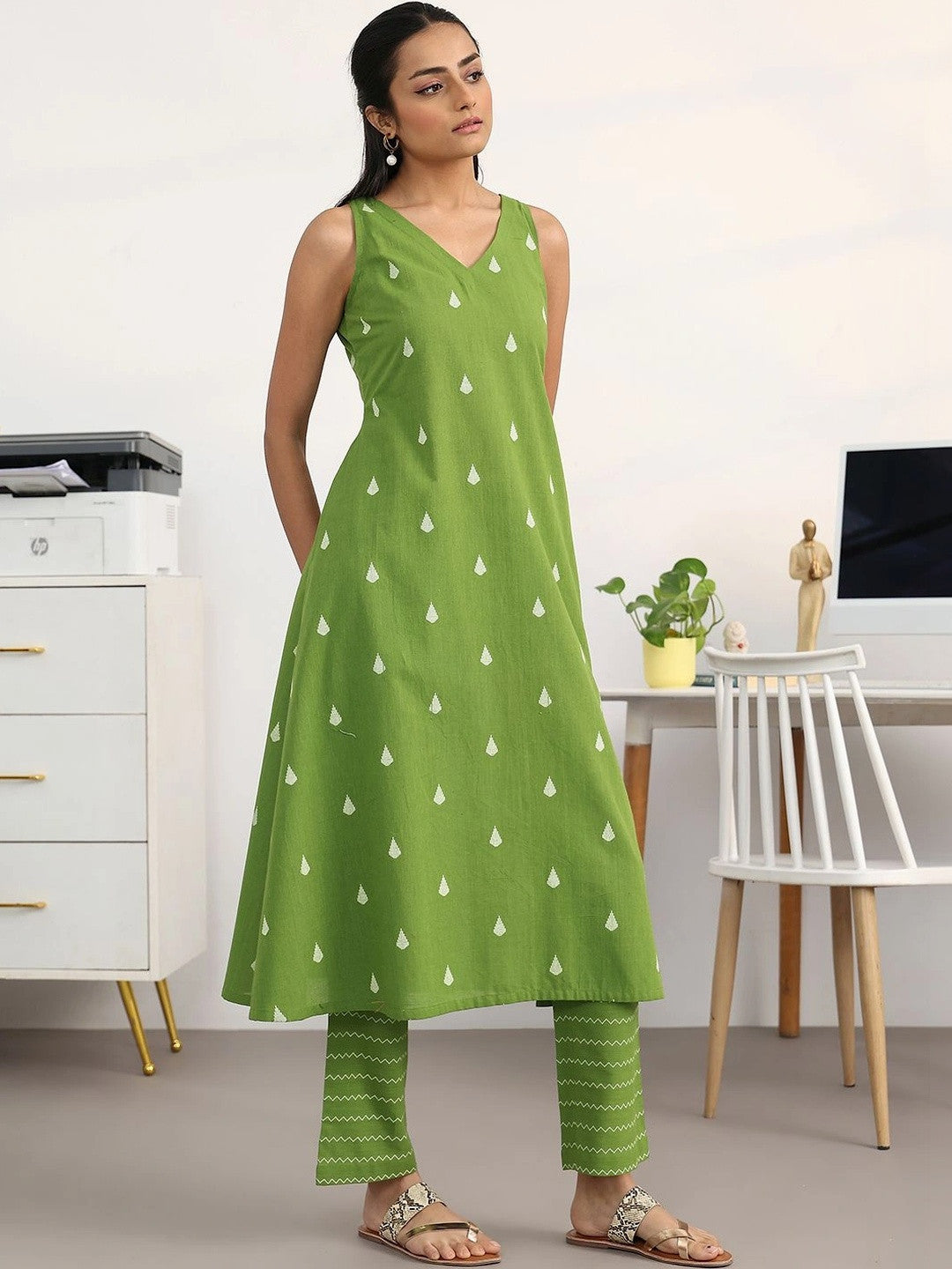 Women Printed Regular Kurta with Trousers