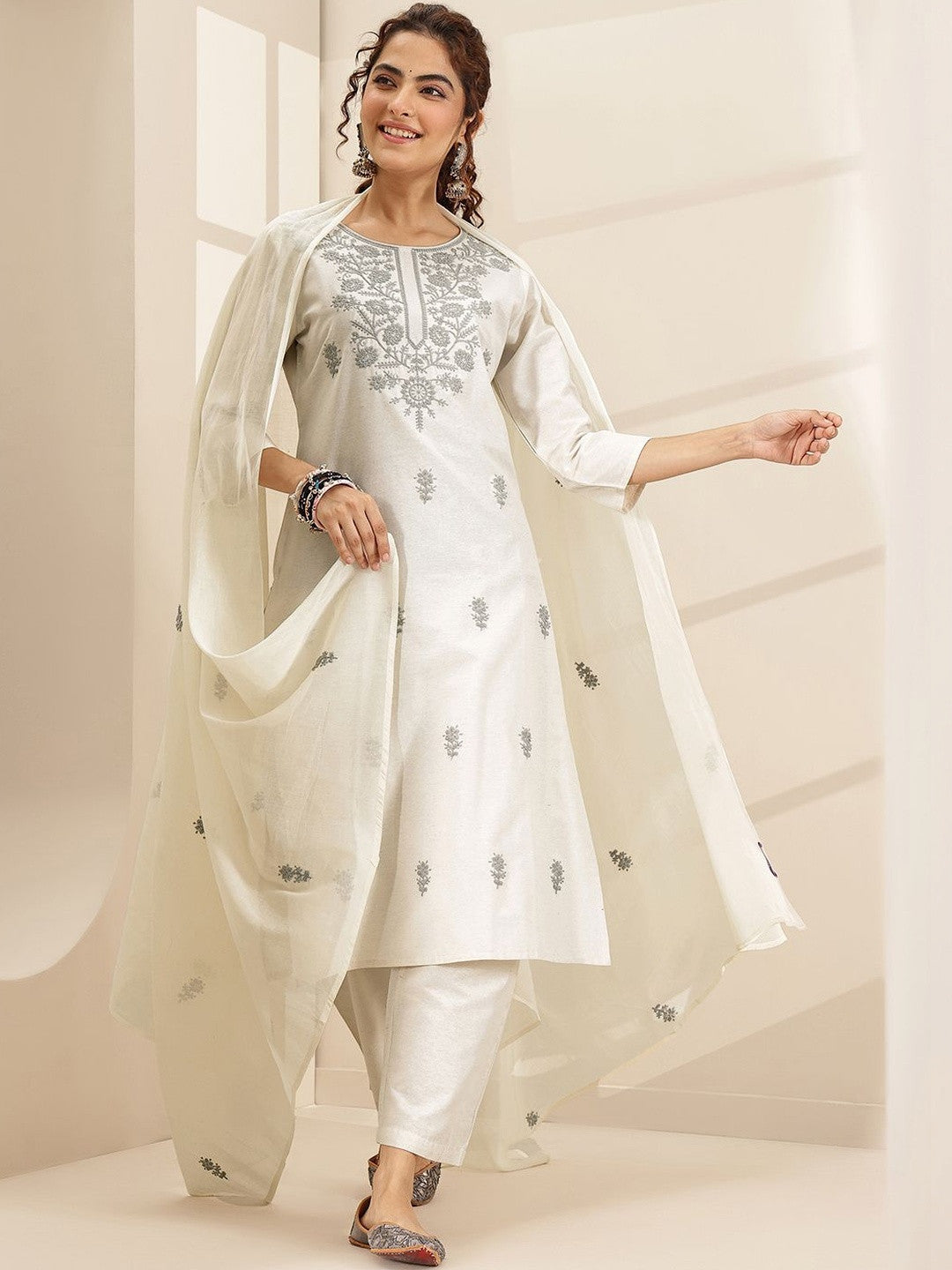 Women Floral Embroidered Regular Thread Work Kurta with Trousers & With Dupatta