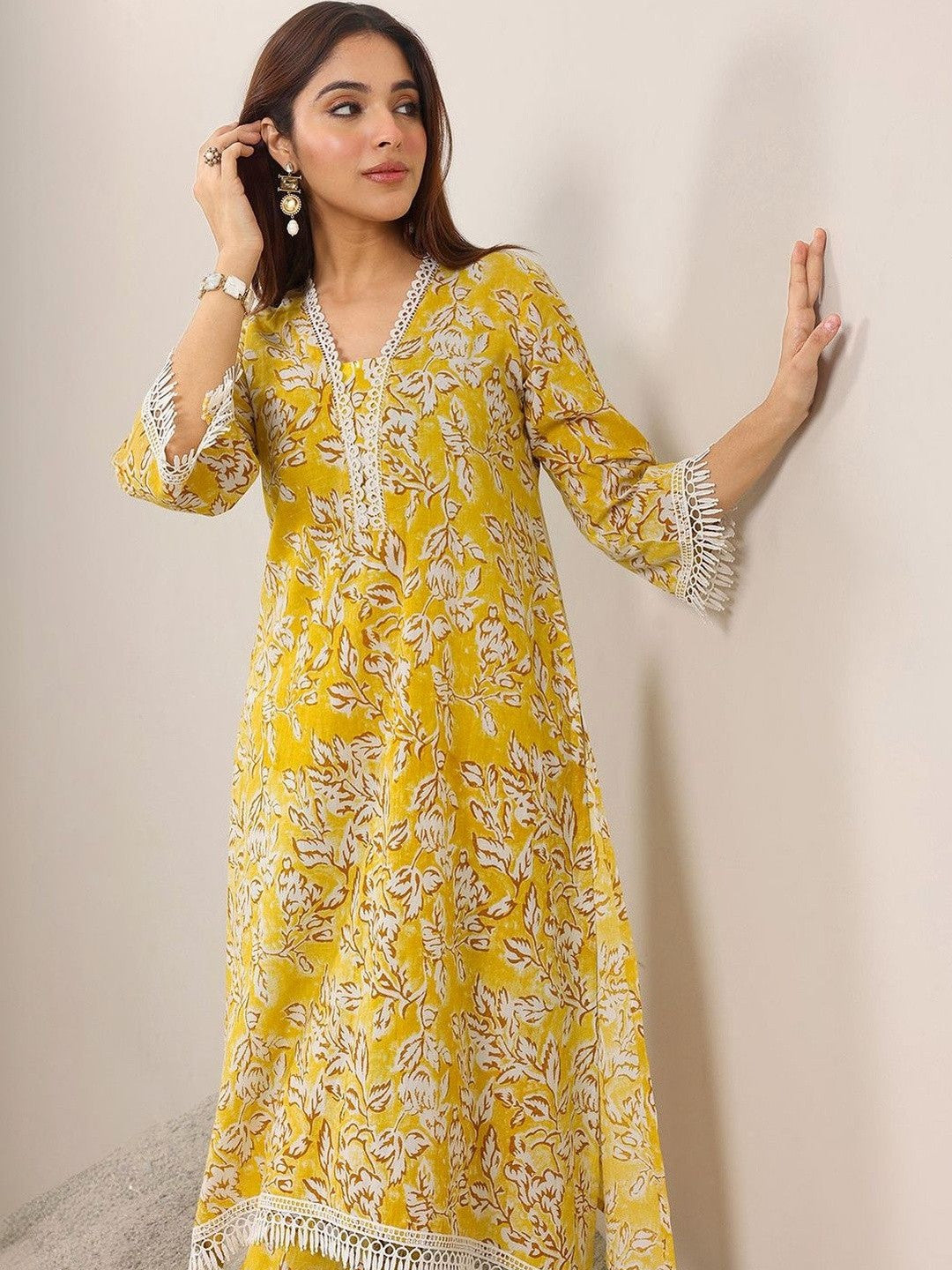 Women Floral Printed Regular Kurta with Trousers