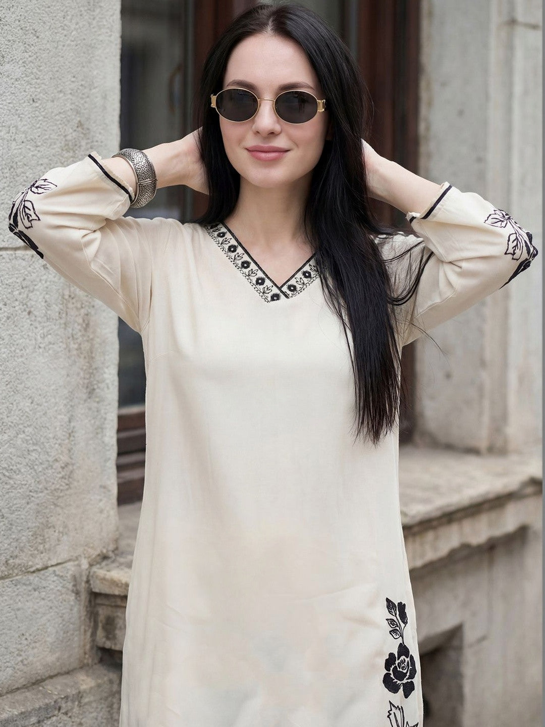 Women Floral Embroidered Regular Thread Work Kurta with Trousers