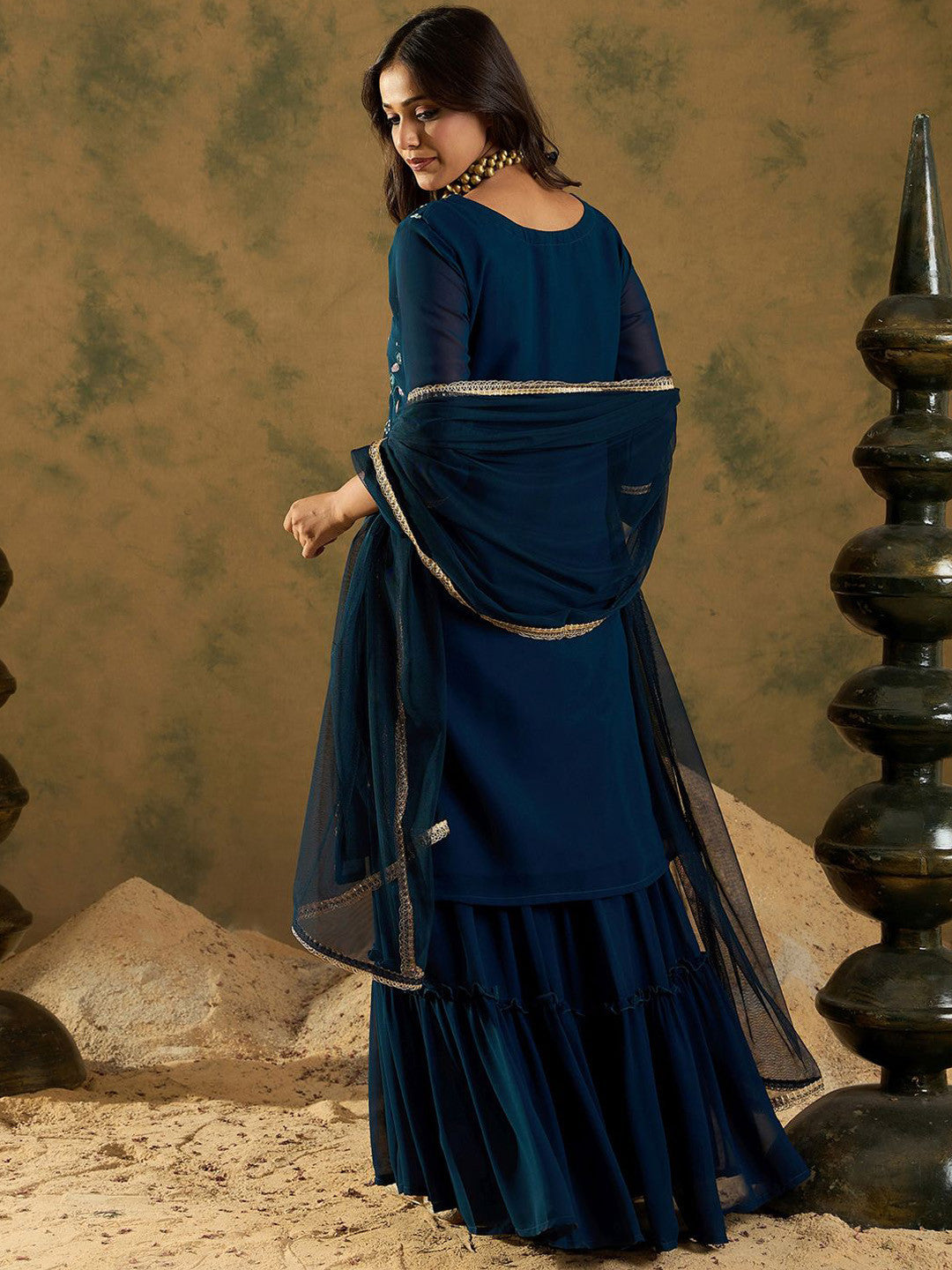 Floral Embroidered Thread Work Regular Sleeves V-Neck Georgette Kurta Set