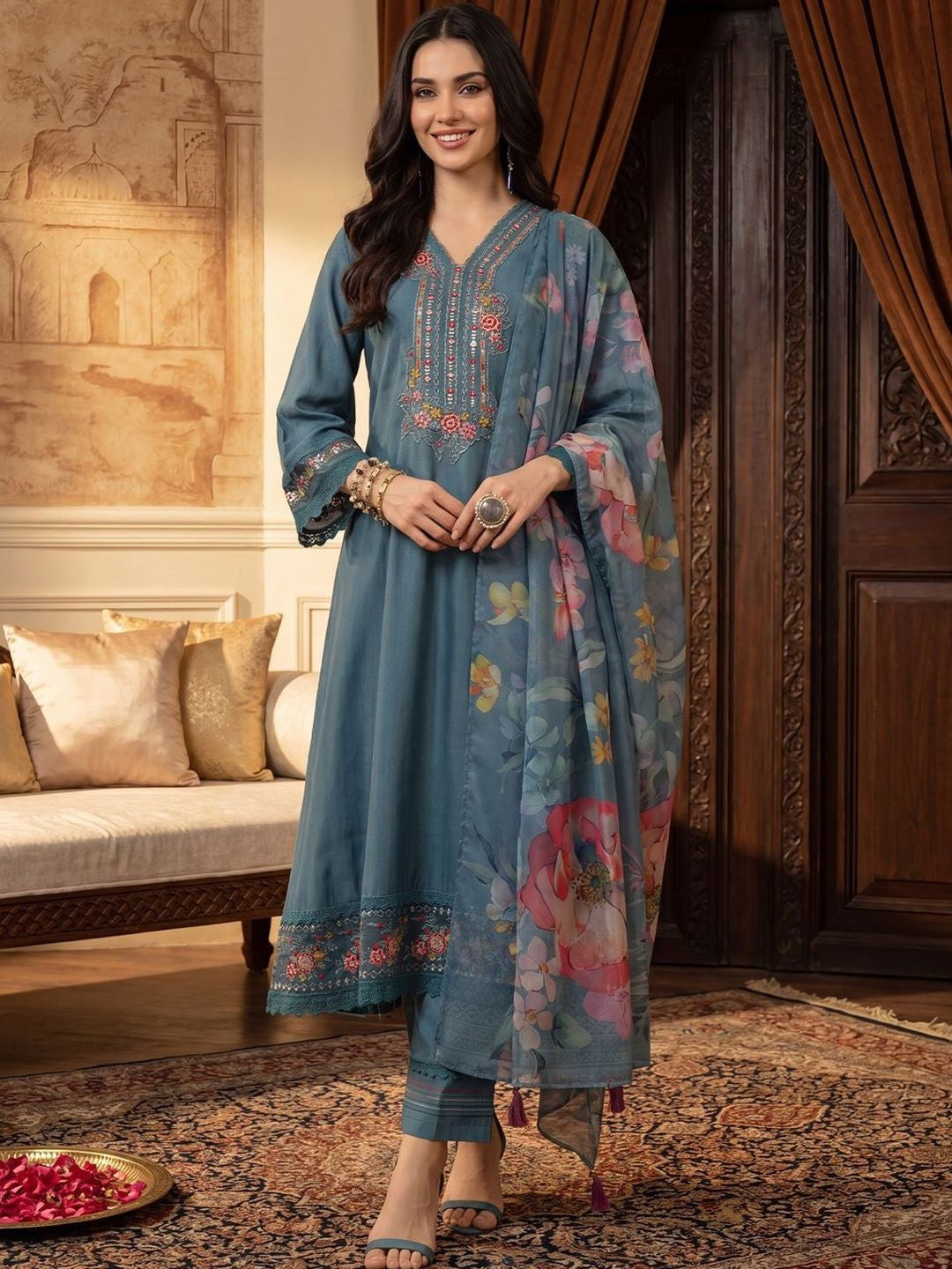 Women Floral Embroidered Regular Thread Work Kurta with Trousers & With Dupatta