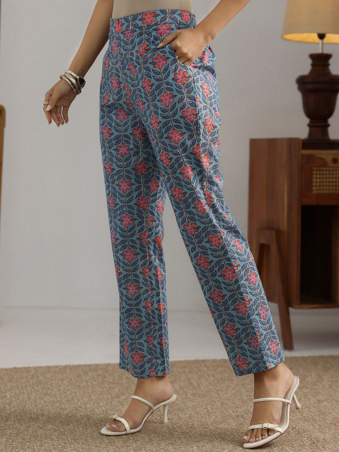 Women Floral Printed Kurta with Trousers
