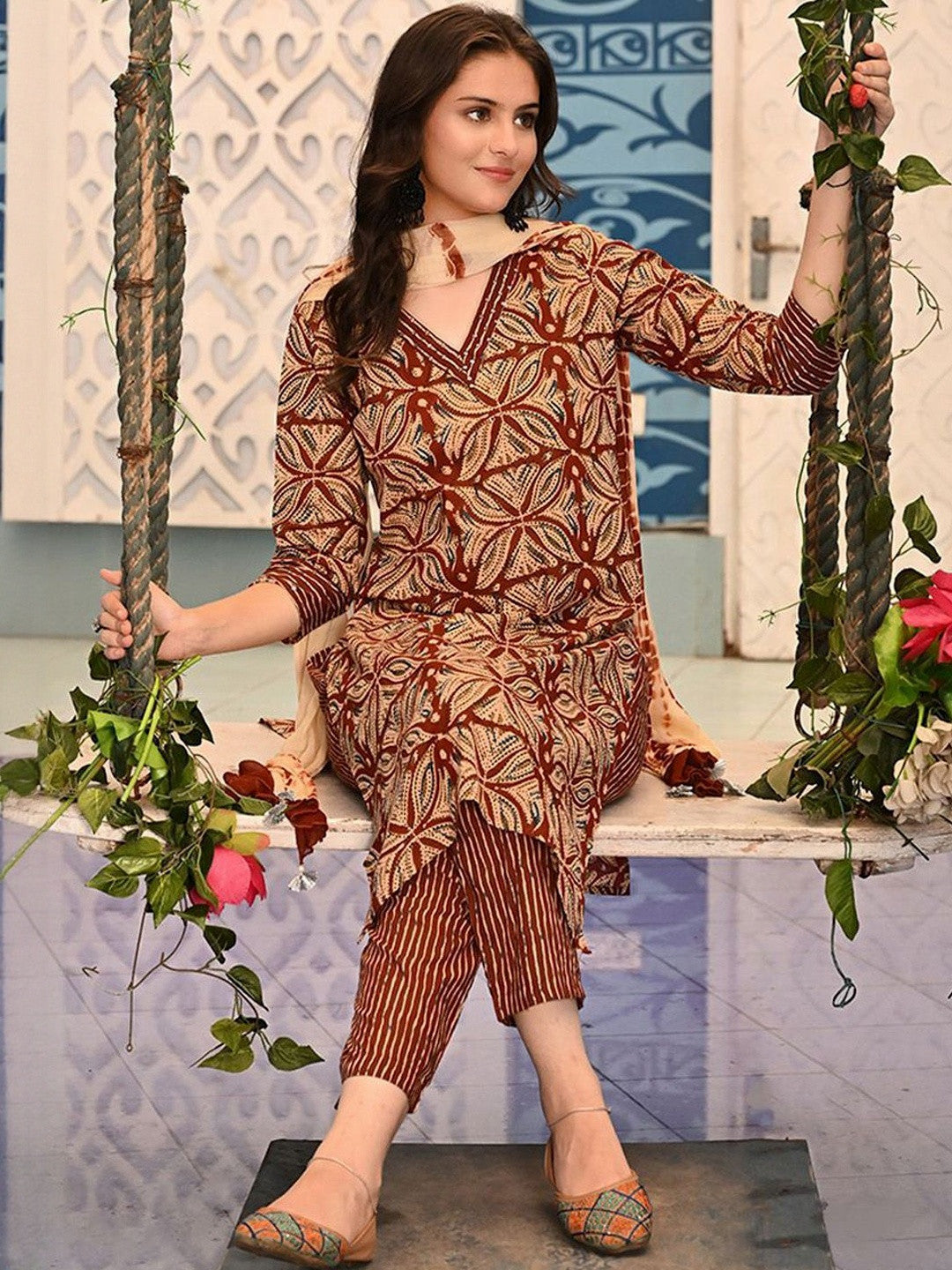 Ethnic Motifs Printed Thread Work Pure Cotton Kurta With Trousers & Dupatta