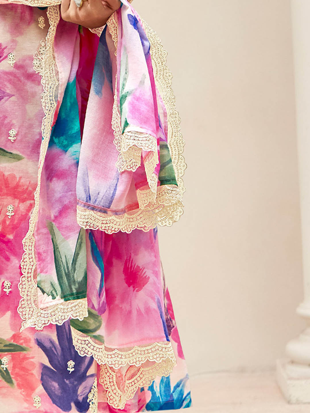 Women Floral Embroidered Regular Thread Work Kurta with Trousers & With Dupatta