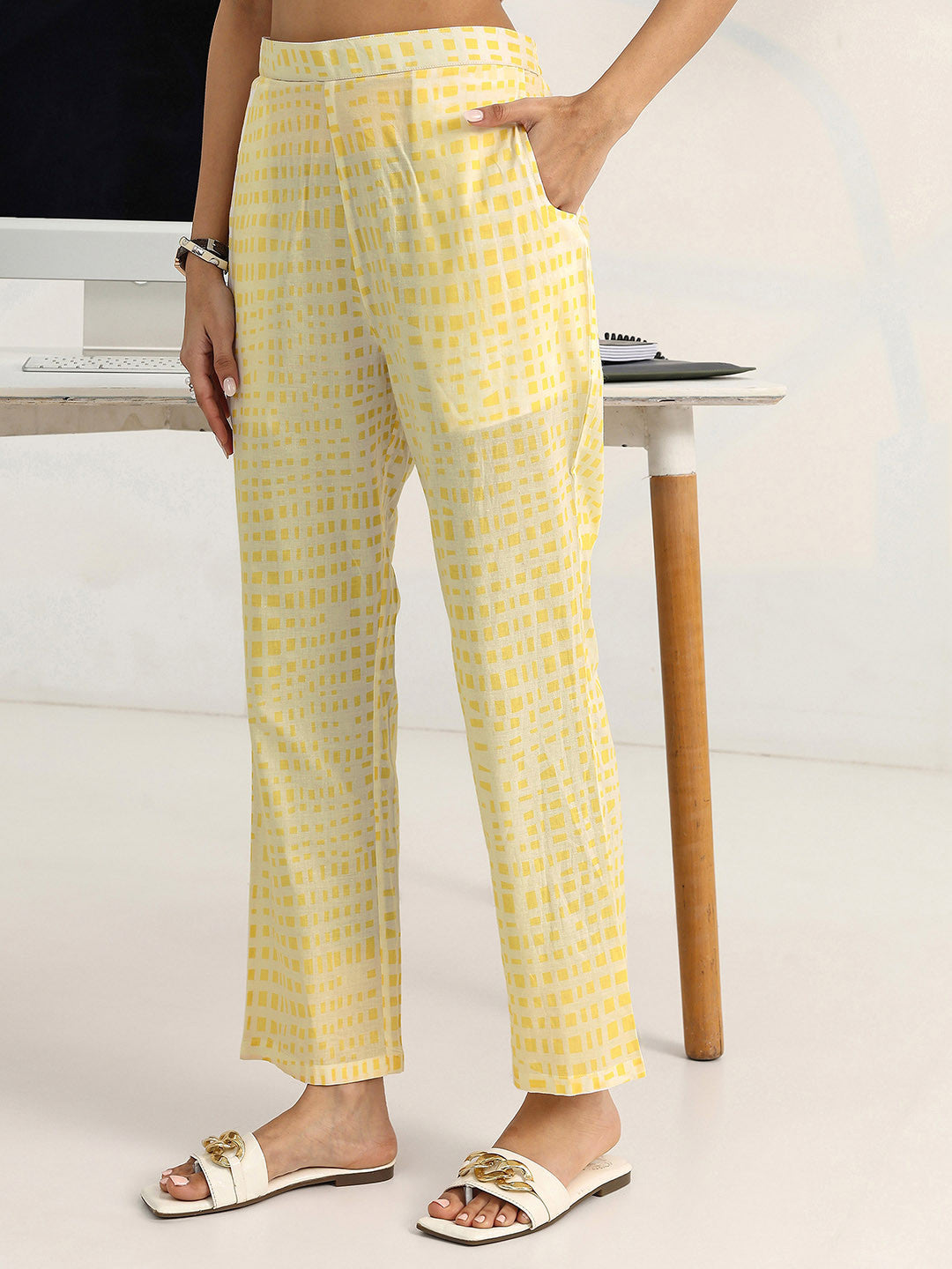 Women Floral Printed Regular Cotton Blend Kurta with Trousers & With Dupatta