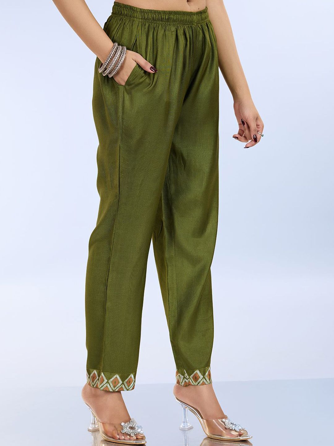 Dhiyona IS Women's Floral Printed Beads And Stones Straight Kurta With Trousers And Dupatta