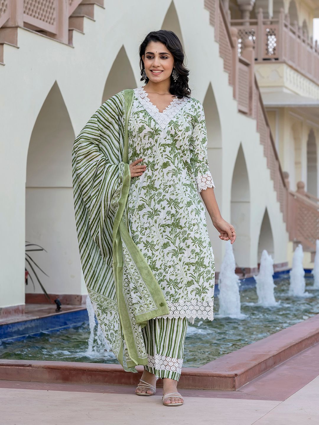 Dhiyona KL Women Floral Printed Regular Pure Cotton Kurta with Trousers & With Dupatta