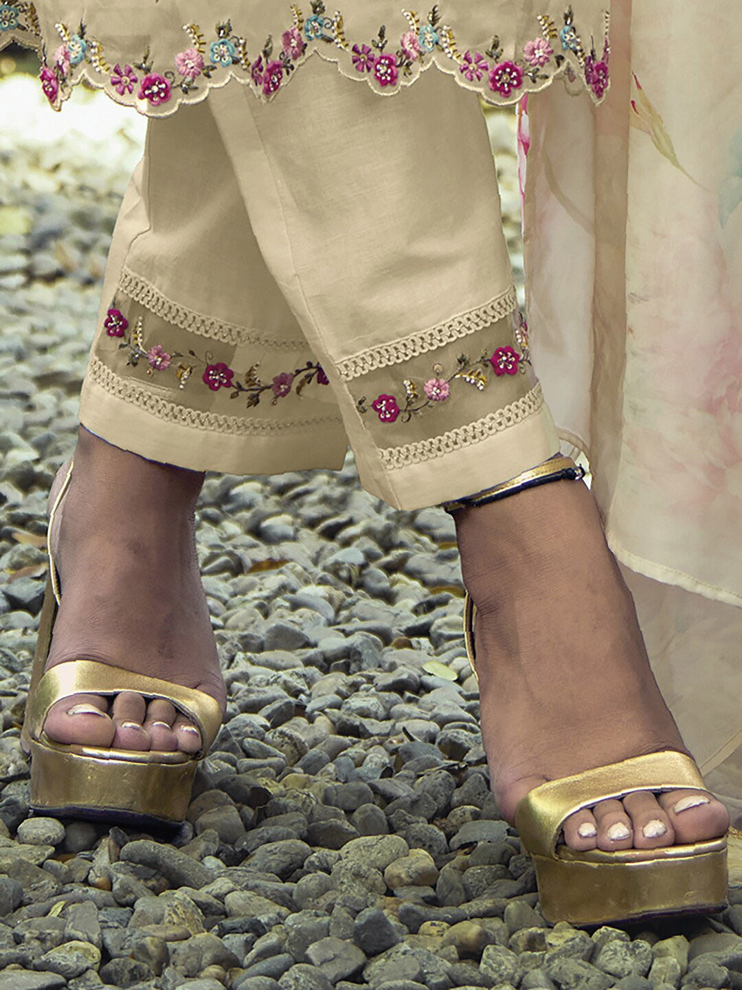 Off-White Yoke DesignThread Work Pure Cotton Kurta With Trousers & Dupatta