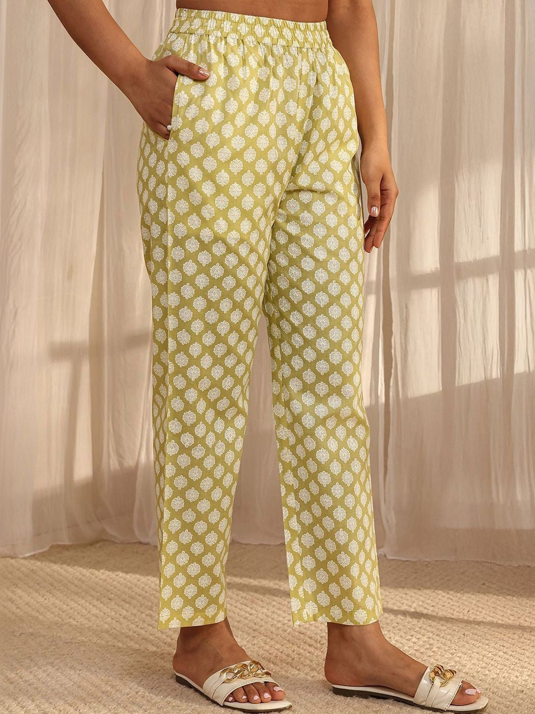 Women Floral Printed Regular Thread Work Kurta with Trousers & With Dupatta