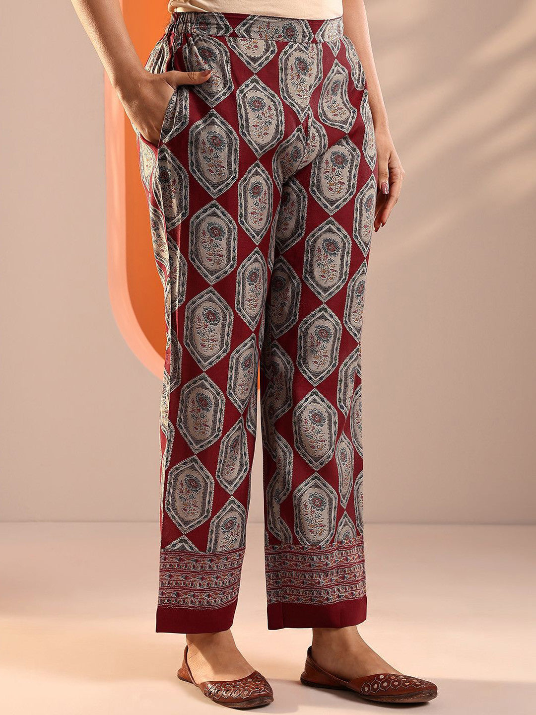 Women Geometric Printed Kurta with Trouser & Dupatta