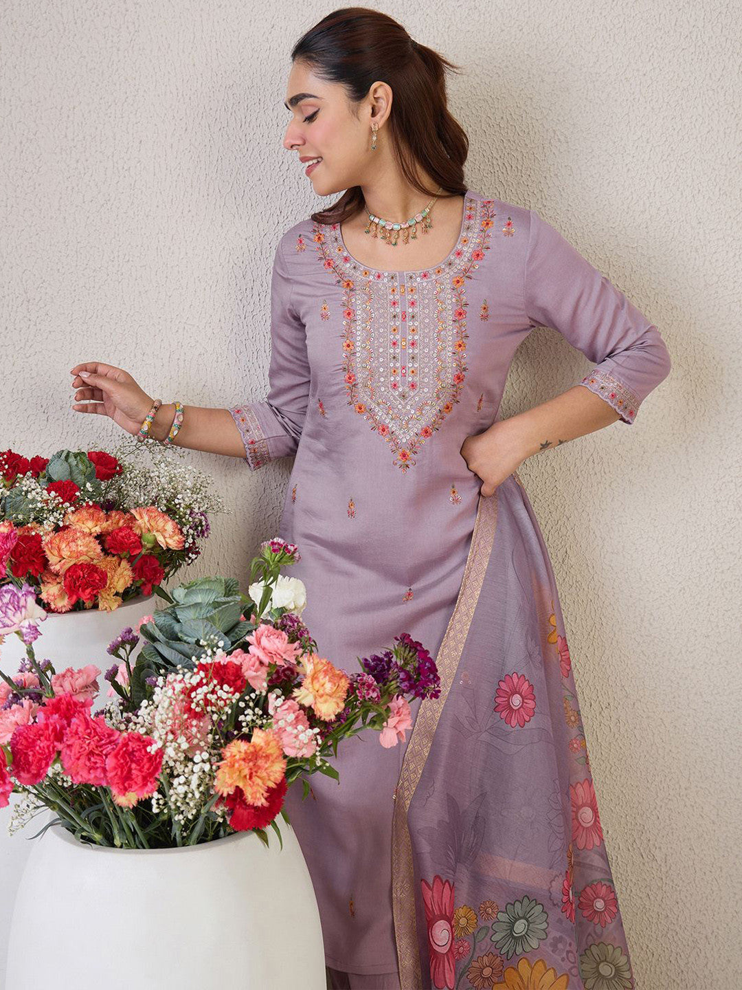 Floral Embroidered Round Neck Thread Work Straight Kurta & Trousers & Dupatta