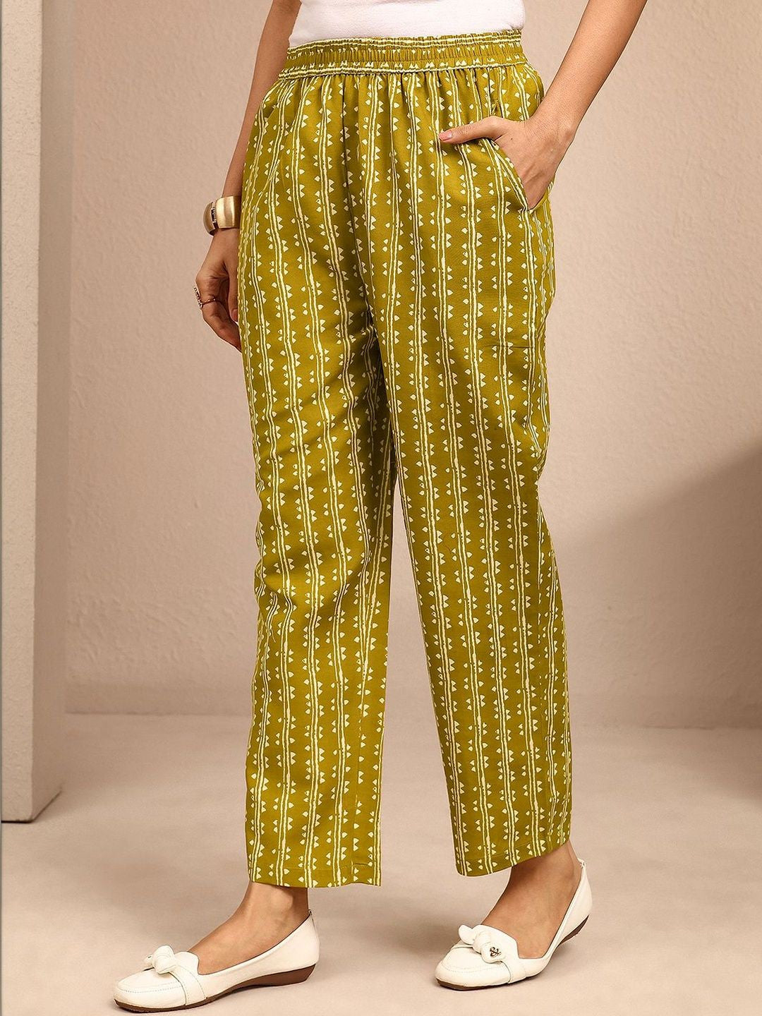Women Floral Printed Regular Thread Work Kurta with Trousers & With Dupatta