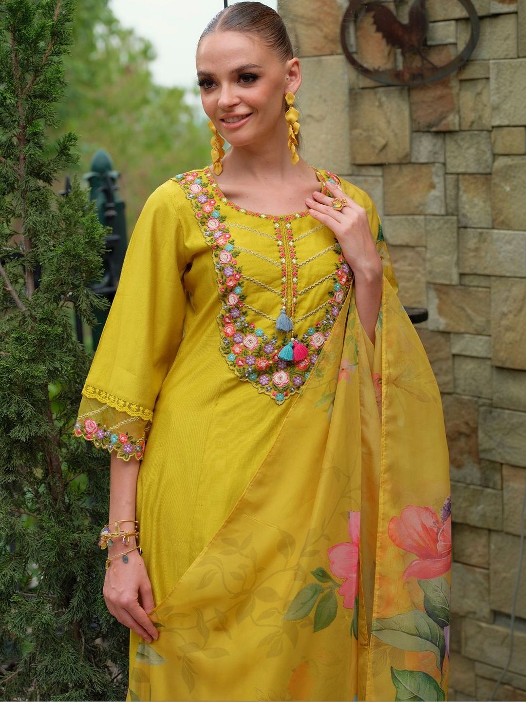 Women Floral Embroidered Regular Thread Work Liva Kurta with Trousers & With Dupatta