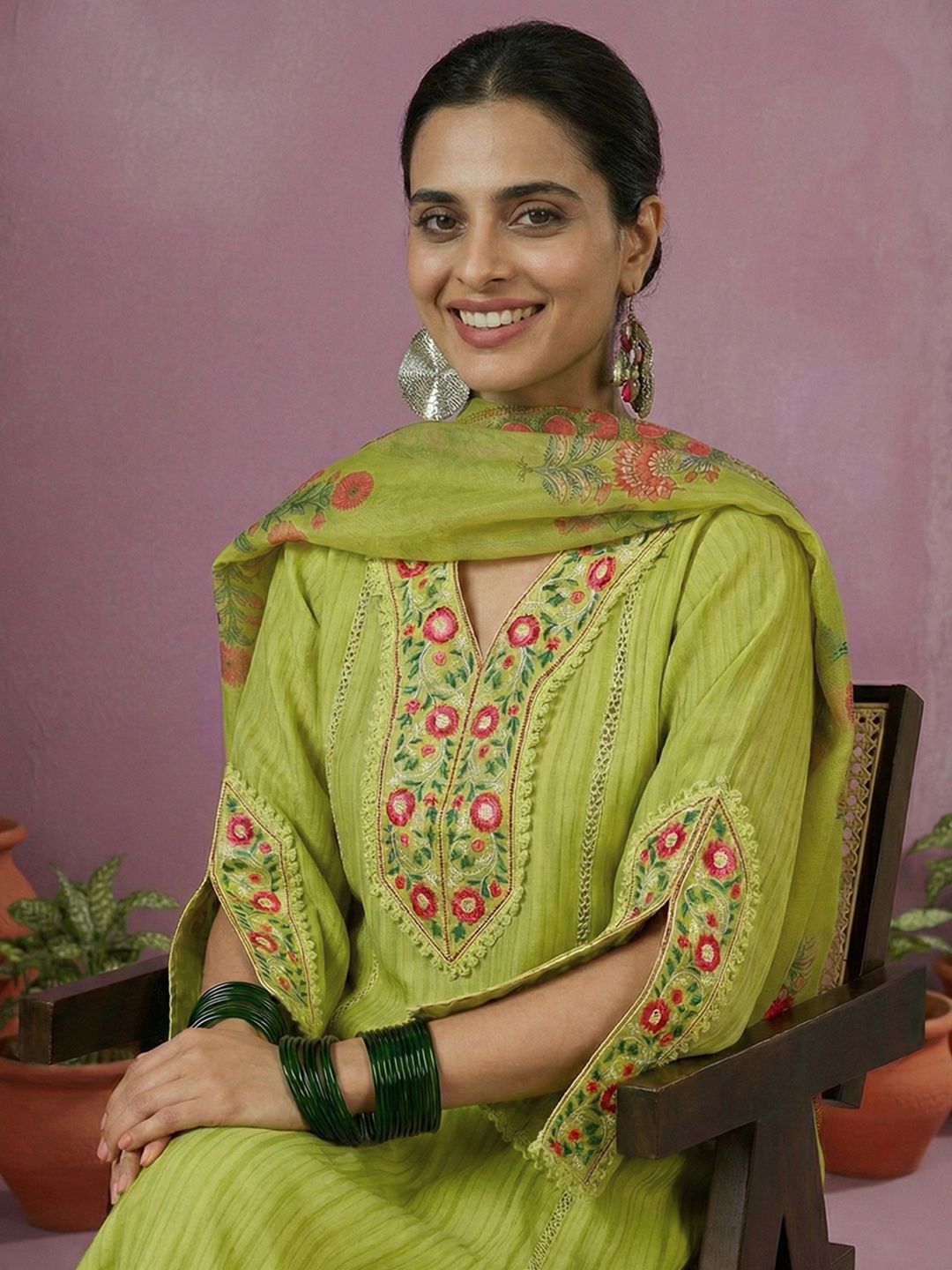 Dhiyona CH Women Floral Embroidered Regular Thread Work Kurta with Trousers & With Dupatta