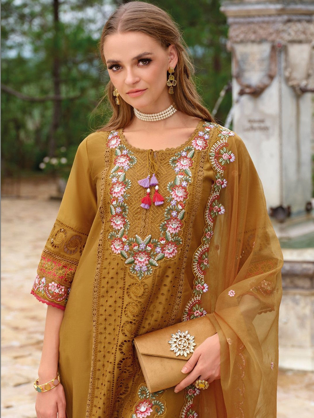 Women Floral Embroidered Regular Thread Work Kurta with Trousers & With Dupatta