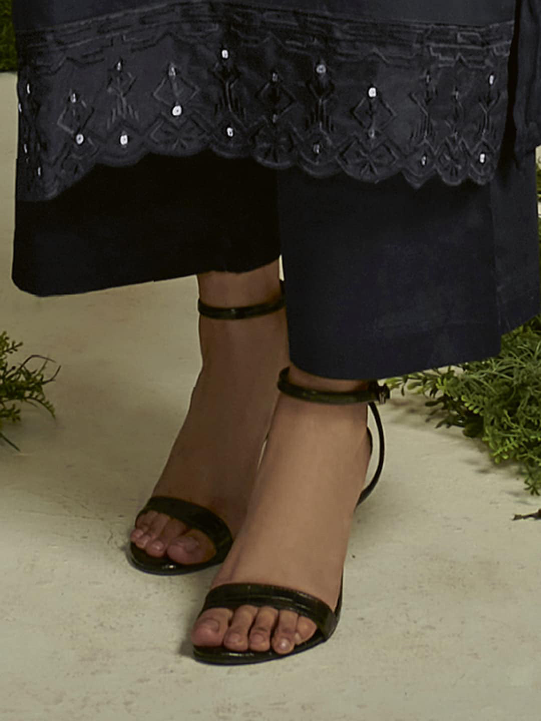 Floral Embroidered Regular Thread Work Kurta with Trousers & Dupatta