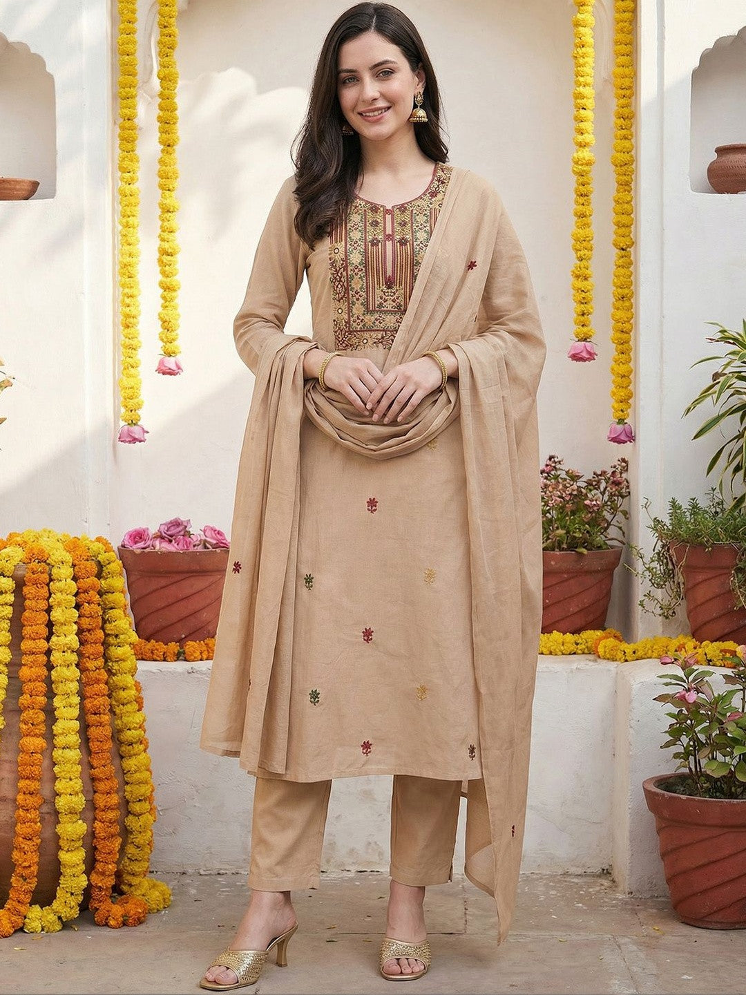 Women Floral Embroidered Regular Thread Work Kurta with Trousers & With Dupatta