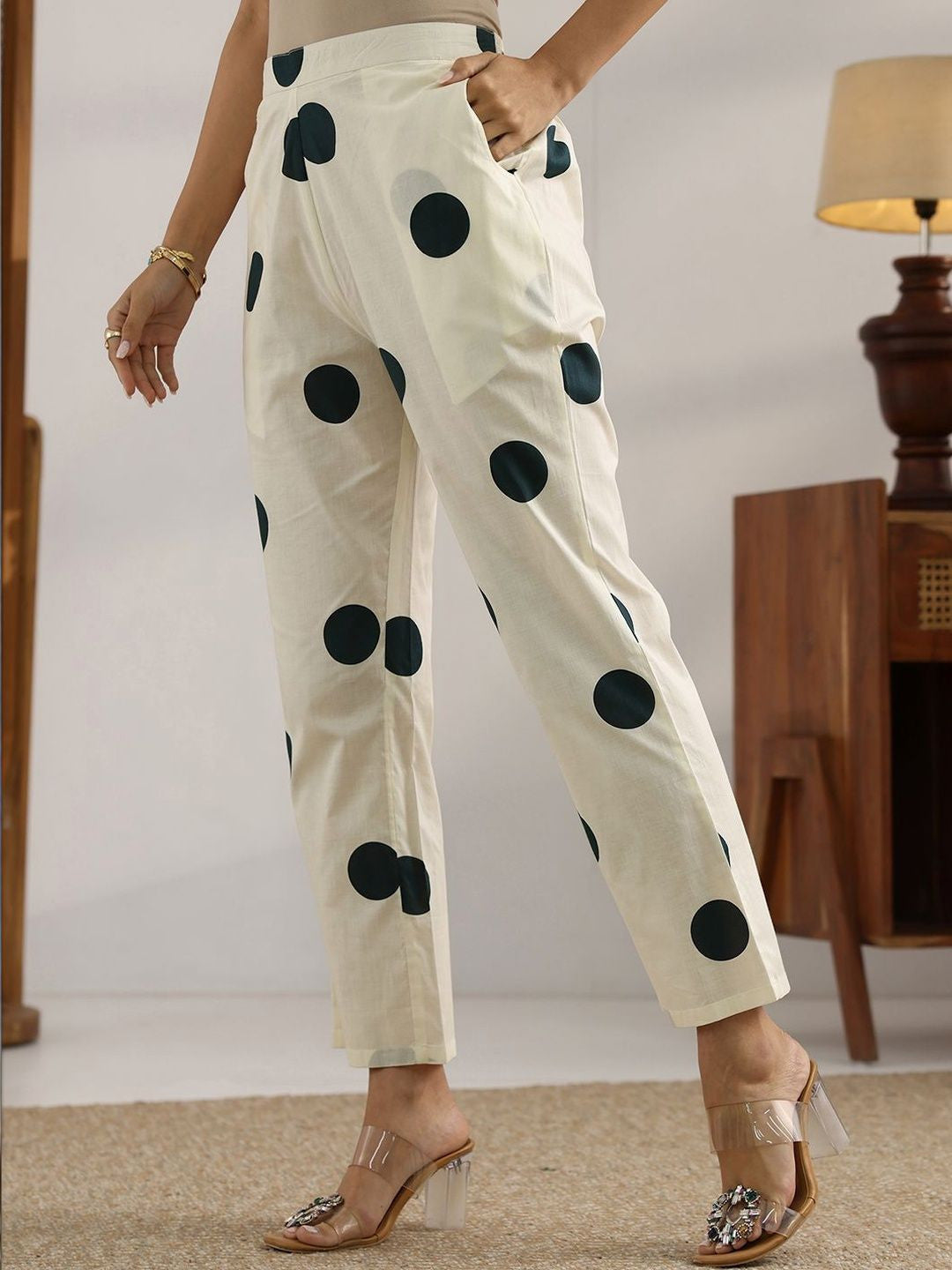 Women Printed Regular Kurta with Trousers
