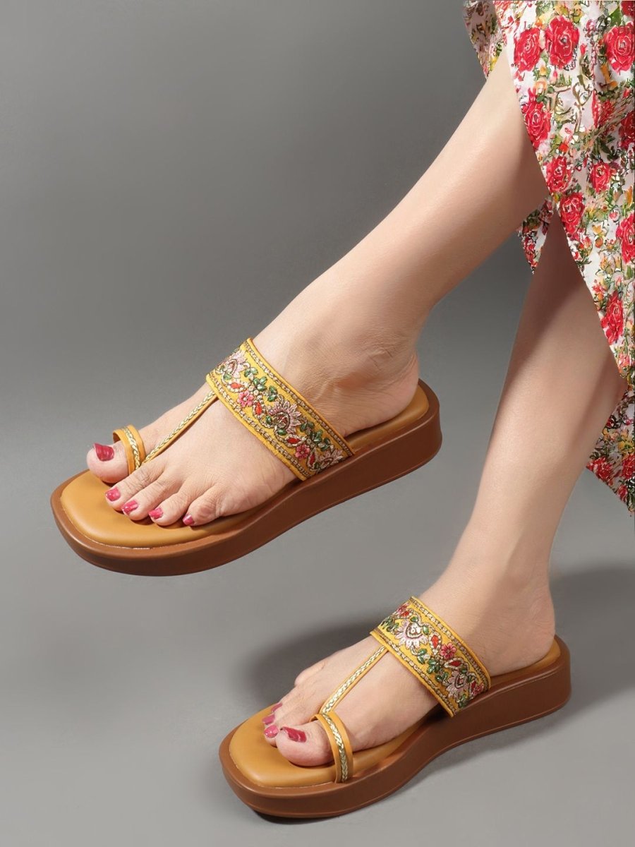 Dhiyona AK Women Embellished Ethnic One Toe Flats