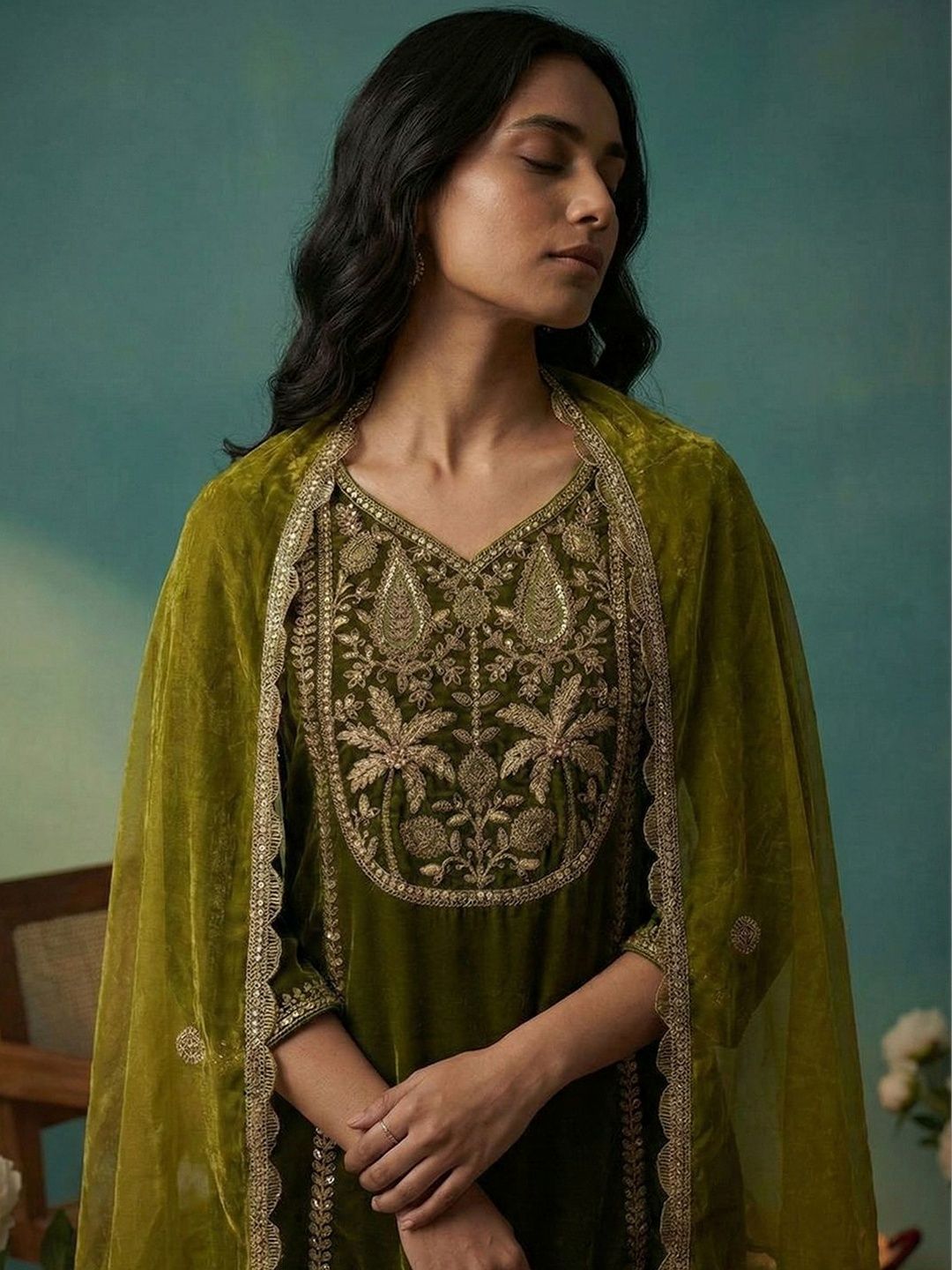 Dhiyona CH Women Ethnic Motifs Embroidered Regular Thread Work Velvet Kurta with Trousers & With Dupatta