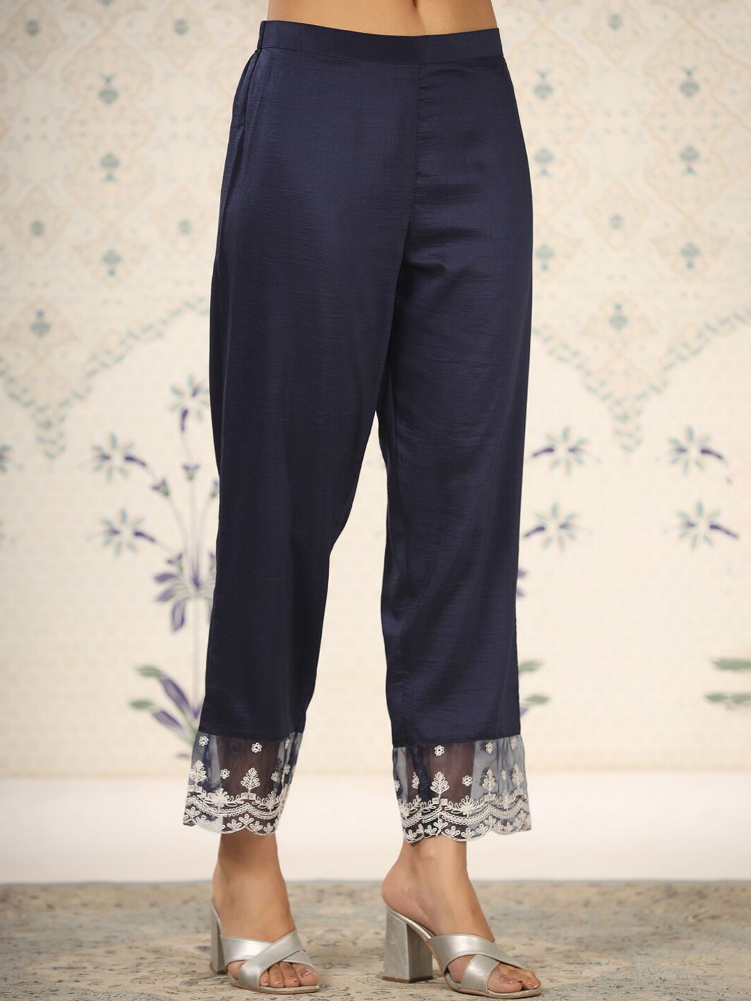 Dhiyona OD Women Floral Embroidered Regular Thread Work Kurta with Trousers & With Dupatta