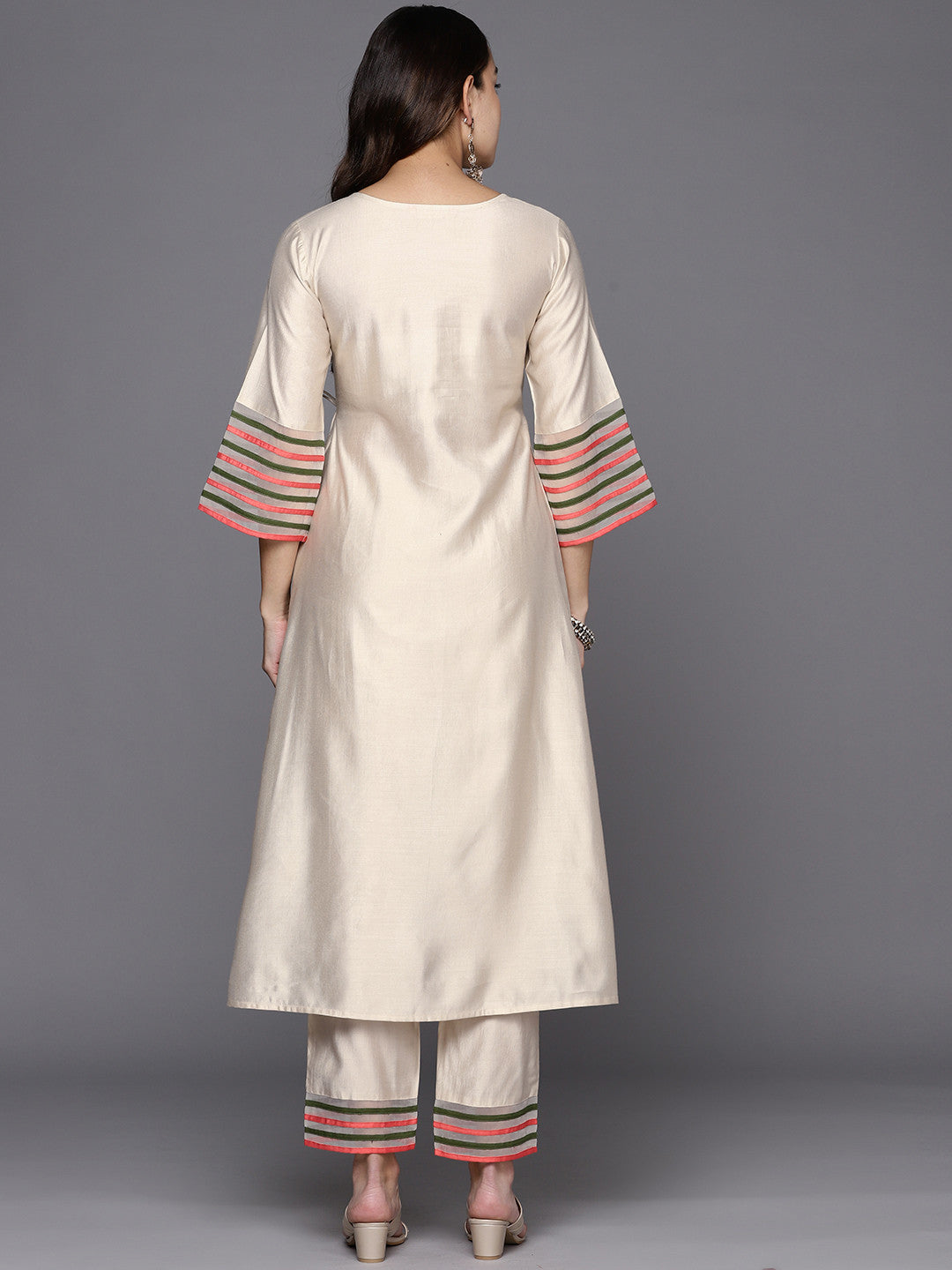 Women Floral Embroidered Thread Work Liva Kurta With Trousers