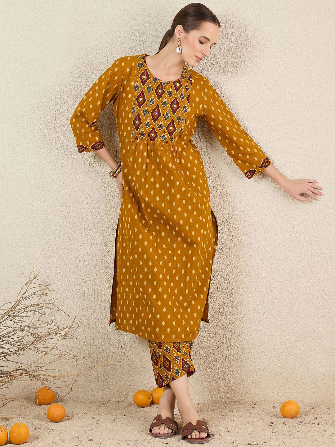 Women Geometric Printed Cotton Kurta with Trousers