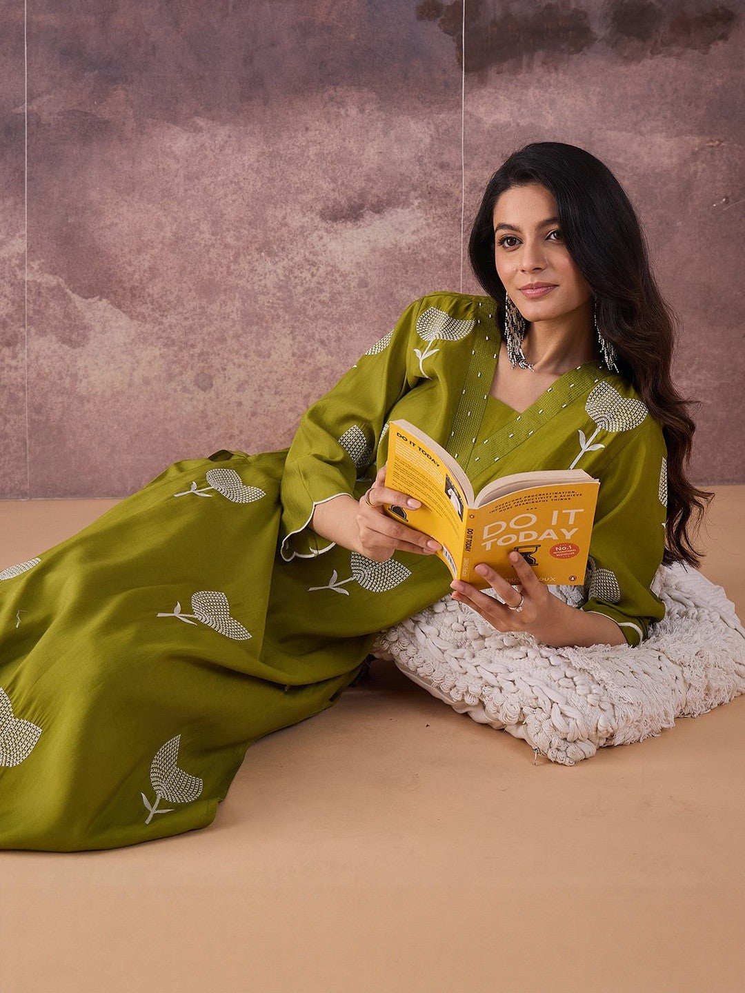 Ethnic Motifs Embroidered Straight Thread Work Kurta With Trouser